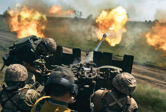 Dažu pēdējo dienu laikā Ukrainas spēki guvuši taktiskus panākumus Doneckas apgabala Bahmutas rajonā. Lai arī krievu privātā militārā grupējuma Wagner algotņi turpina virzību Bahmutas centrā, Ukrainas spēki stabilizējuši flangus un apturējuši okupantu virzīšanos uz rietumiem gar Siverskijdoņecas kanālu — šis ūdens šķērslis kļuvis par kaimiņpilsētas Časivjaras aizsardzības sastāvdaļu.
Foto — Scanpix