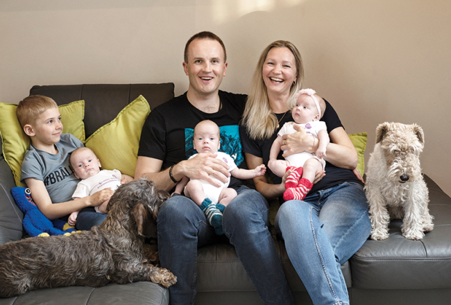 Jānis, Jānis, Miks, Anna, Emīls un Dina Dabiņi.
Foto — Reinis Hofmanis