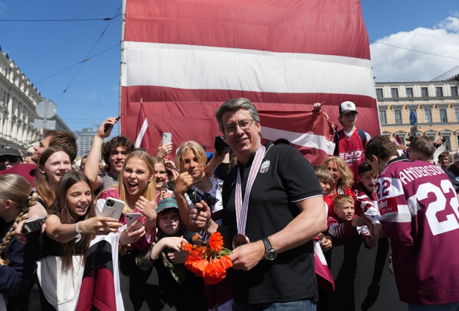 Latvijas hokeja izlases sagaidīšana pie Brīvības pieminekļa. Centrā - izlases treneris Harijs Vītoliņš. Foto - Edijs Pālens, LETA