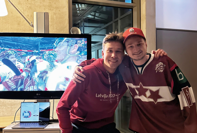 Ēriks Gustavs Tipāns un Rūdolfs Kalniņš Minhenē, 23. maijā skatoties Latvijas un Šveices hokeja spēli. Uz čempionāta laiku Ēriks rezervēja kopmītņu bibliotēku, kur latviešiem pulcēties, taču drīzumā viņi piedāvās arī virtuālu telpu — platformu Tērbata. Foto no personīgā arhīva