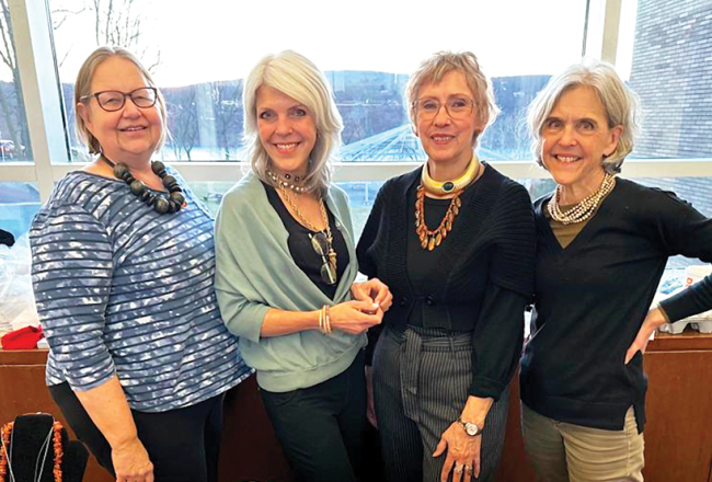 Rotu galds privātajā universitātē Marist College Ņujorkas štatā šā gada 24. februārī. Pārdevējas no labās: Anita Bataraga, Ilga Ziemiņa Kurēna, Sandra Slokenberga (Anitas māsa) un Maija Dzene.
Foto no personīgā arhīva