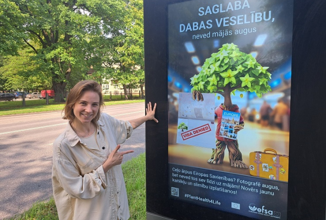 Raksta autore pie kampaņas "Augu veselība - dzīvībai" jeb #PlantHealth4Life plakāta. Publicitātes foto