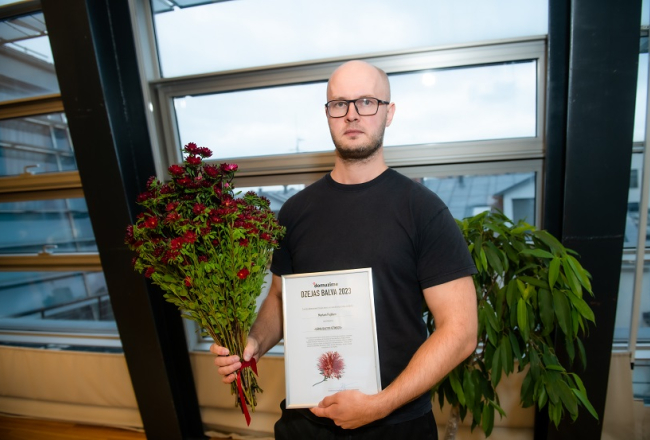 Marts Pujāts ar balvu. Foto - Kristaps Kalns