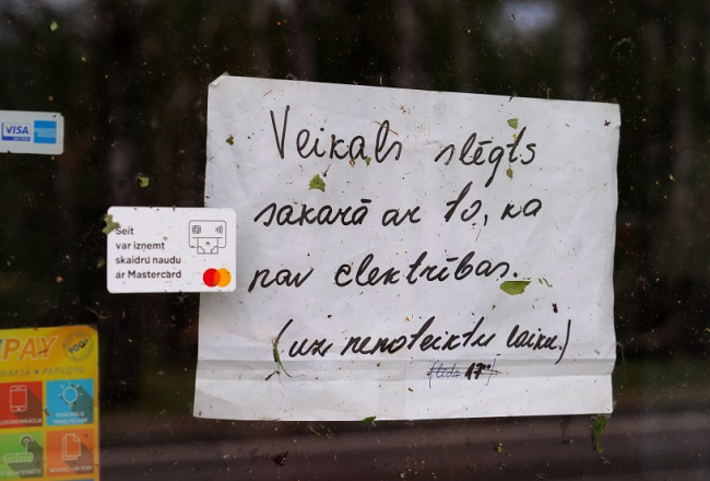 Uzraksts uz veikala durvīm Dobeles novadā. Foto - Evija Trifanova, LETA