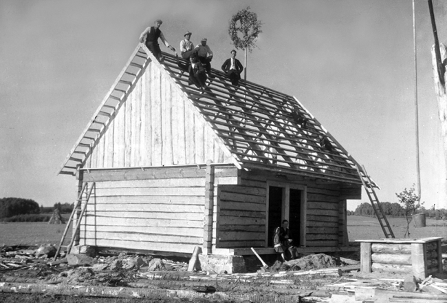Klēts spāru svētki Cēsu apriņķa Raunas pagasta Ulpu mājās. 1928. gada 20. jūnijs.
Foto — Pēteris Sērmūkslis. Latvijas Nacionālā vēstures muzeja krājums