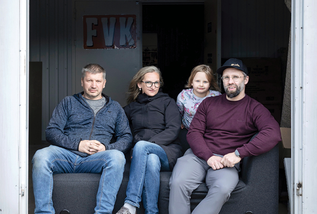 Vilnis (no kreisās) un Kalvis Frīdenbergi, SIA FVK Mēbeles īpašnieki, māsa dizainere Lāsma Frīdenberga un Kalvja meitiņa Grieta.
Foto — Ieva Salmane