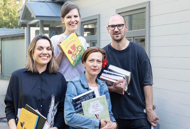 No kreisās: Marta Kontiņa, Rūta Briede, Alīse Nīgale un Jānis Znotiņš.
Foto — Ieva Salmane