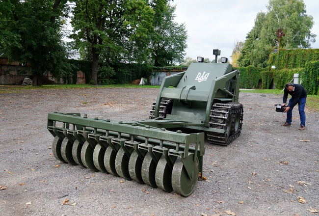 Latvijā ražotais atmīnēšanas robots "Labais". To par saziedotajiem līdzekļiem nosūtīja Ukrainas armijai. Foto - Ieva Leiniša, LETA