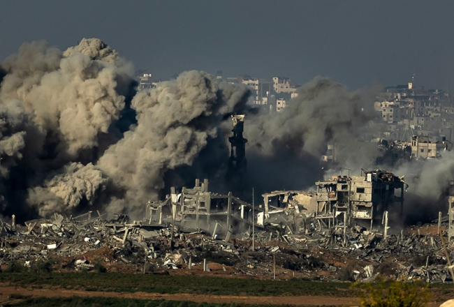 Izraēla 15.novembrī bombardē Gazas joslas ziemeļos. Foto - FADEL SENNA/AFP/Scanpix/LETA