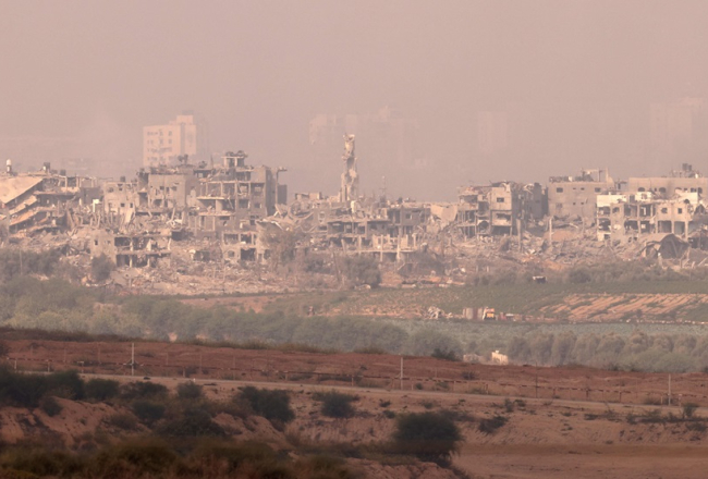 Attēlā, kas 2.novembrī uzņemts no Izraēlas robežpuses ar Gazas joslu, redzamas sagrautas ēkas Gazas joslā pēc Izraēlas un palestīniešu teroristu organizācijas "Hamās" kaujām.
Foto -AFP/Scanpix/LETA