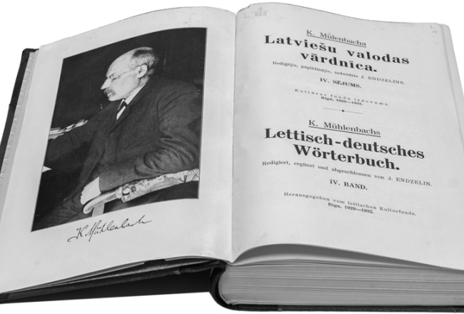 Kārļa Mīlenbaha un Jāņa Endzelīna Latviešu valodas vārdnīcas 4. sējums. 1932. gada izdevums. Latvijas Nacionālās bibliotēkas krājums.
Fotogrāfs — Valters Lācis