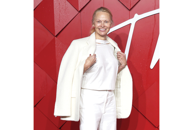 Holivudas zvaigzne Pamela Andersone bez grima balvas Fashion Awards 2023 ceremonijā Londonā decembrī
