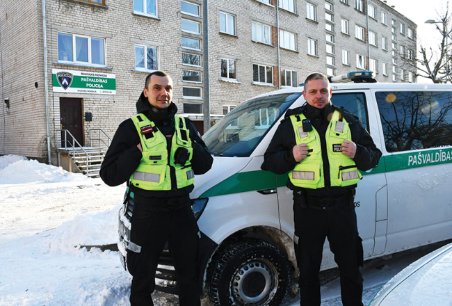 Aigars Zunds un Mārtiņš Jankovskis, kā arī divas viņu kolēģes saņēmuši sirsnīgu pateicības vēstuli no kādas polietes, kura ceļā no Somijas uz mājām pie Iecavas iekļuva satiksmes negadījumā. «Liela izpratne, empātija un kulturāla attieksme,» poliete liela latviešus. «Turklāt visi četri policisti labi runā angliski!»
Foto — Mārtiņš Zunda