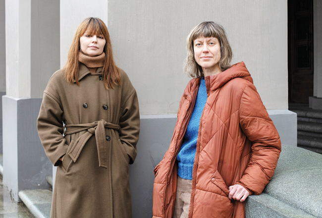 Veidojot krājumu Neviens tev neticēs, mums bija būtiski, lai klātesošs ir arī maigums un dziedināšana, saka tā sastādītājas Laura Brokāne (pa kreisi) un Laura Stašāne.
Foto — Kristīne Madjare