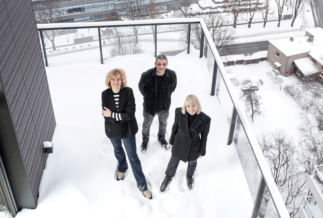 Elīna Tetere (no kreisās), Kristaps Šulcs un Zane Tetere-Šulce, SIA Open AD īpašnieki uz biroja terases Filozofu rezidencē Pārdaugavā.
Foto — Reinis Hofmanis