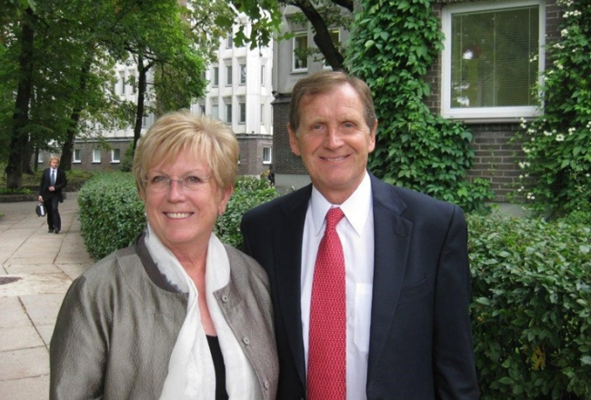 Zinta un Kristaps Zariņi pie Rīgas Stradiņa universitātes ēkas Rīgā, 2019. Foto Zariņu ģimenes personīgā arhīva