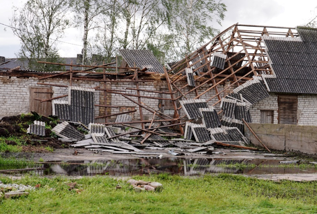 Vētras postījumi pērn 7.augustā Dobeles novada Augstkalnē. Foto - Evija Trifanova, LETA