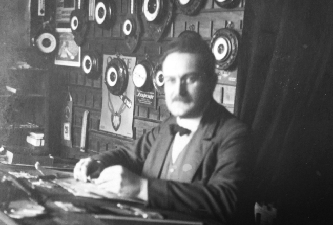 Eduards Gailis savā veikalā Brīvības ielā 20. gadsimta 20.—30. gados. Veikala ārskata fotogrāfijas nav saglabājušās, un šī ir vienīgā, kurā redzams iekšskats. Tirgoti arī barometri un termometri.
Foto no Gaiļu dzimtas arhīva