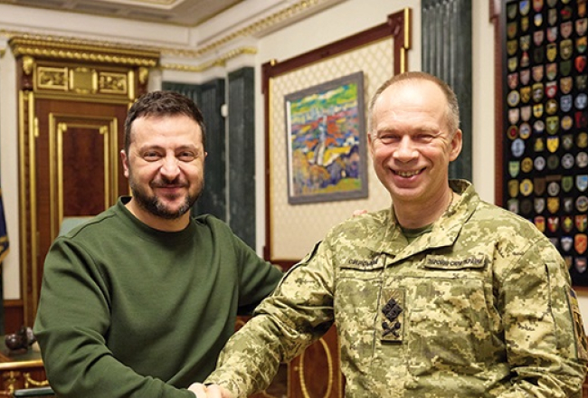 Ukrainas prezidents Volodimirs Zelenskis (pa kreisi) ar jauno Ukrainas bruņoto spēku virspavēlnieku Oleksandru Sirski pēc viņa iecelšanas jaunajā amatā. Foto — Scanpix
