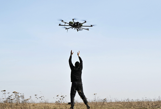 Kāds ukraiņu dronu pilots apgūst tā vadību militārajā poligonā pie Kijivas. Pēdējā laikā abas karojošās puses mazos autonomos lidaparātus uzbrukumos izmanto arvien biežāk.
Foto — Scanpix