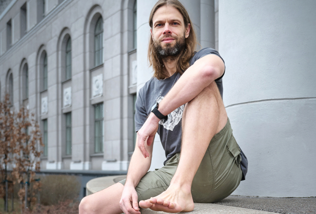 Skriešana basām kājām «palīdz izkopt pareizāku tehniku, samazina traumatismu un uzlabo enerģijas ekonomiju skrienot, tādējādi palīdzot arī uzlabot ātrumu,» skaidro Edgars Rencis.
Foto — Edmunds Brencis