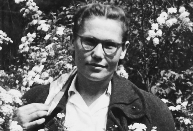 Dzejniece Broņislava Martuževa 1957. gadā drīz pēc atgriešanās no Sibīrijas. Fotogrāfs nezināms