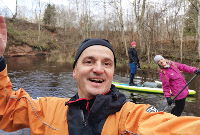 Rolands Melbārdis kopā ar Daci Dambergu (viņa pagājušajā nedēļas nogalē 100 km Vehandu laivošanas maratonā Igaunijā izcīnīja 1. vietu dāmu stāvdēļu kategorijā un laboja trases rekordu) un otru Salaca 100 rīkotāju Ansi Dobeli.
Foto no personīgā arhīva