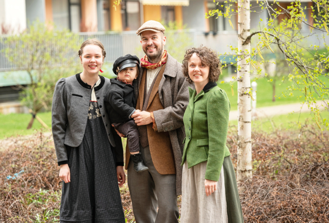 Ģimeņu folkloras studijā Garataka darbojas visa ģimene — Austra Ziļicka ar vīru Intaru, Irbe, Jānis un reizēm arī brālis Druvis, kurš nav bildē. Vecāki ir prasmīgi dancotāji, Irbe spēlē vijoli, un Austra nesen sākusi apgūt ermoņikas spēli. Foto Iveta Gabaliņa