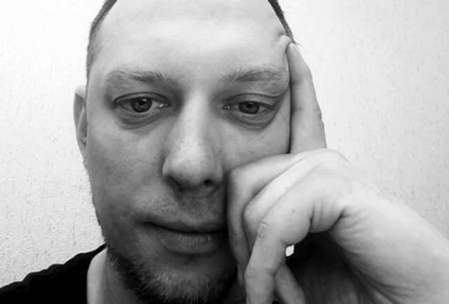 Arnolds Ščuckis ir Literārās akadēmijas absolvents; bijušas publikācijas Kultūrzīmēs un Kontekstā. Studējis zīmju valodu, nodarbojas ar pirtnieka un tehniskām lietām. Ar dzeju pavada gandrīz katru dienu; uzsver impulsīvu rakstīšanas ierosmi.