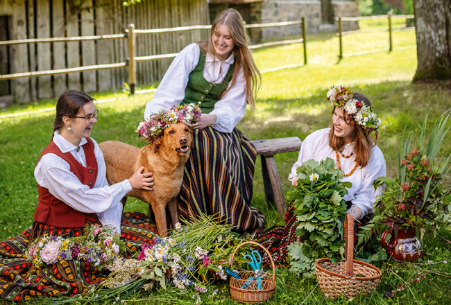 Paula (no kreisās), suns Pepija, Daniela un Alise.
Foto — Reinis Hofmanis