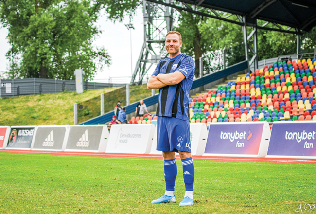 Pēc auguma parametriem šķiet, ka Raimonds Sāmietis varētu būt basketbolists — viņš ir 1,94 metrus garš. «Bet basketbols mani neuzrunā.» Taču arī futbolā tas nav slikti. Lieti noder būdīgā miesasbūve — pretiniekam nav viegli nogāzt šādu spēlētāju.
Publicitātes foto