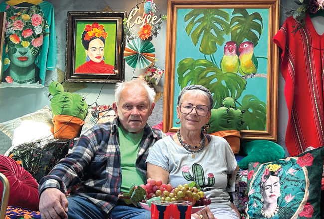 Kopš brīža, kad Sandra un Džons iepazinās, pāris viens otru iedvesmo radoši izpausties. Kamēr Sandra glezno Frīdu Kālo, Džons pievēršas Latvijas ainavām un tautumeitām.
Foto — Evelīna Stiene