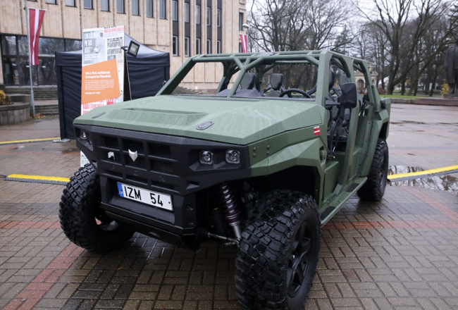 Latvijas militārās industrijas "Expo" militārās preces Ziedot.lv kampaņas pasākumā 2022.gadā. Foto - Paula Čurkste, LETA
