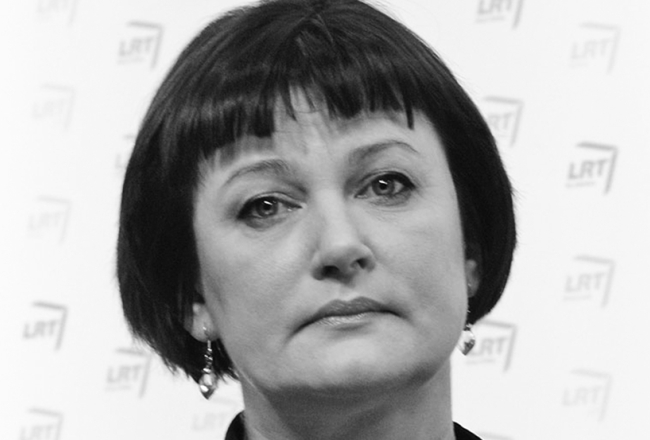 Nijole Daujotīte (Nijole Daujotyte) ir dzimusi Žemaitijā, studējusi lietuviešu valodu un literatūru Viļņas Universitātē. Publicējusi dzejoļu krājumus Viengadīgi augi (2003; Zigma Geles balva par labāko debiju), Caur lapām (2009) un Skaidra līnija (2021). Nijole vada savu izdevniecību Odile. Šeit lasāmi dzejoļi no viņas jaunākās grāmatas Skaidra līnija, kas turpina iepriekšējos krājumos sākto paradoksos balstīto minimālistisko kompozīciju un izteiksmi