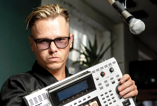 «Šis AKAI semplers ir veca un leģendāra mūzikas producēšanas iekārta,» saka Rick Feds, izrādot savu instrumentu kolekciju.
Foto — Kristaps Kalns