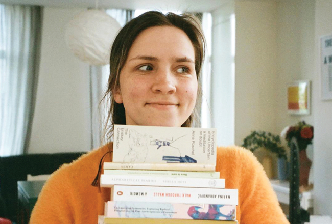 Doma, ka ar lasīšanu viņa palīdz dzīvniekiem, motivē pēc iespējas ātrāk pabeigt grāmatu, taču Alise lasa apzināti — ja vajag, kādu rindkopu pārlasa. «Kad pabeidzu pirmo grāmatu, biju tik lepna, ka aizgāju uz grāmatnīcu un nopirku trīs jaunas.»
Foto — Ilze Vītola