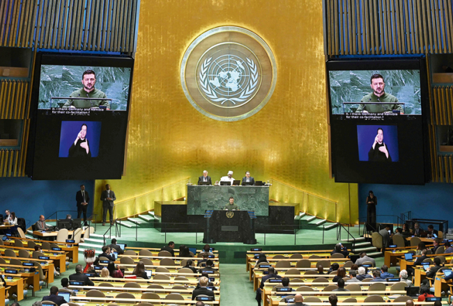 Ukrainas prezidents Volodimirs Zelenskis pirmdien ieradās ASV, kur tikās ar valsts vadītājiem un piedalījās ANO Ģenerālajā asamblejā. Viņš kongresmeņus iepazīstināja ar Ukrainas uzvaras plānu karā pret Krieviju un teica, ka kara beigas Ukrainā ir tuvāk, nekā daudzi uzskata.
Foto — Scanpix