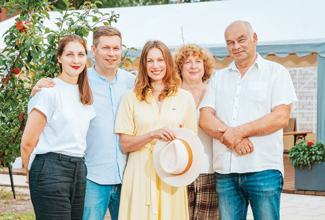Sotnieku ģimene — Madara, Mārtiņš, uzņēmuma īpašniece Lelde, Dzidra un Voldemārs.
Foto — Lauris Aizupietis