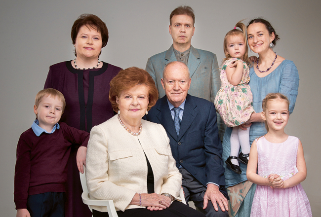Visvairāk aizņemtais cilvēks ģimenē joprojām ir pati Vaira, kuras darba kārtībā starp ārzemju komandējumiem un valsts svētku pasākumiem tomēr izdevās kādā svētdienas pēcpusdienā atrast laiku Ir fotosesijai un sapulcināt visu saimi Rīgā.
Ap Vairu un Imantu — mazdēls Ivars, meita Indra, dēls Kārlis ar vedeklu Lindu un mazmeitām Alisi un Austru