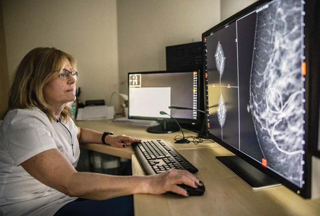 Ungāru radioloģe Ēva Ambrozai izmanto mākslīgo intelektu, lai pamanītu krūts vēža aizmetņus, kurus varētu būt palaiduši garām viņas kolēģi