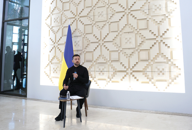 Ukrainas prezidents Volodimirs Zelenskis preses konferencē Ukrainas vēstniecībā Ankarā 15. maijā. Uz viņa piedāvājumu aci pret aci tikties ar Vladimiru Putinu Krievijas diktators tā arī neatsaucās.