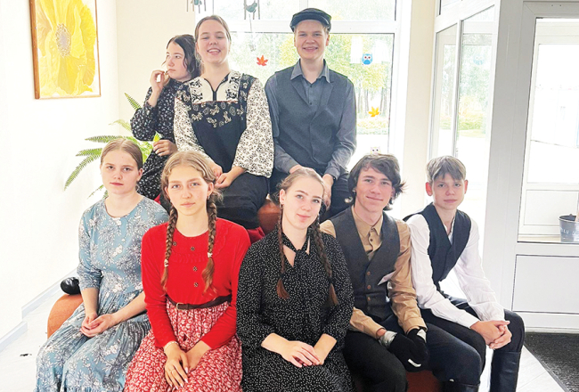 Folklorā visi jaunieši ir forši, saka Bruno un Rasa Banderi (pirmajā rindā otrais un trešā no labās) no ģimeņu folkloras studijas Garataka jauniešu kapelas. Viņi iesaka 24. maijā Jaunajā Teikā rīkotajā folkfestivālā Taka pašiem pārliecināties, cik daudzpusīga un aizraujoša ir folklora.