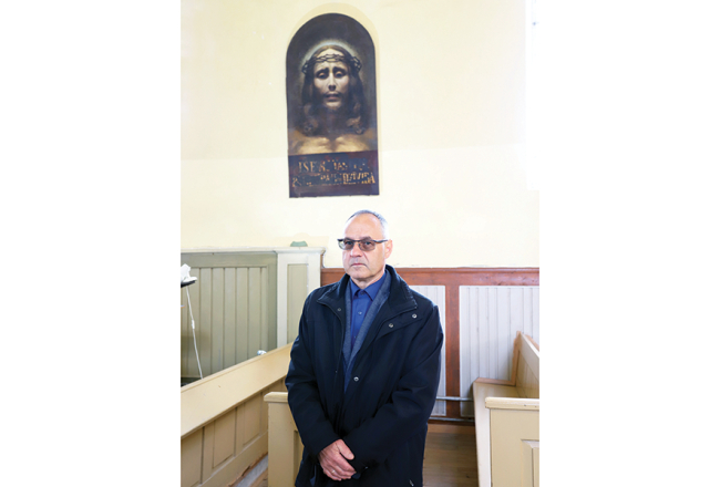 Raimonds Grollis pie atgūtās altārgleznas Kristus ērkšķu vainagā. Foto — Esmeralda Tāle