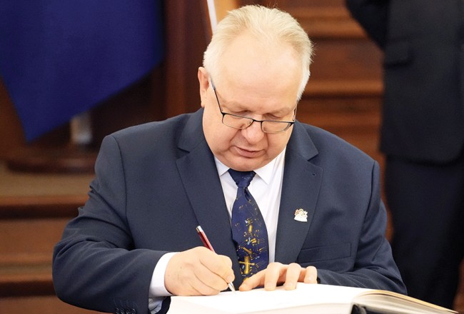 Juris Jakovins Saeimas deputāta svinīgā solījuma nodošanas laikā 2022. gada novembrī.