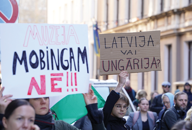 Lielu skandālu sacēla Ogres mēra ideja izstādīt sankcijām pakļautā Krievijas oligarha Pjotra Avena porcelāna kolekciju, kas izraisīja konfliktu ar vietējā muzeja kolektīvu. Protestētāji piketā pie atbildīgās ministrijas pat prasīja Helmaņa atstādināšanu.