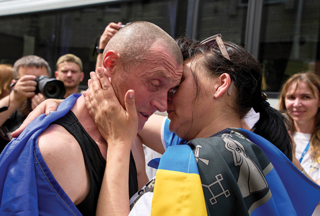 Ukraina svētdien pabeidza lielāko karagūstekņu apmaiņu ar Krieviju — Ukrainā atgriezās 880 karavīru un 120 civiliedzīvotāju. Attēlā: ukrainiete Olena sagaida savu vīru Vitāliju Čerņihivas apgabalā.