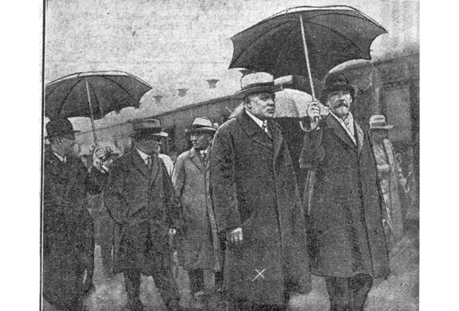 Latvijas premjerministrs Kārlis Ulmanis un Igaunijas ārlietu ministrs Jāns Tenisons zem viena lietussarga Tallinas stacijā 1931. gada augustā. Kas zina, varbūt tas bija Joelsona izstrādājums