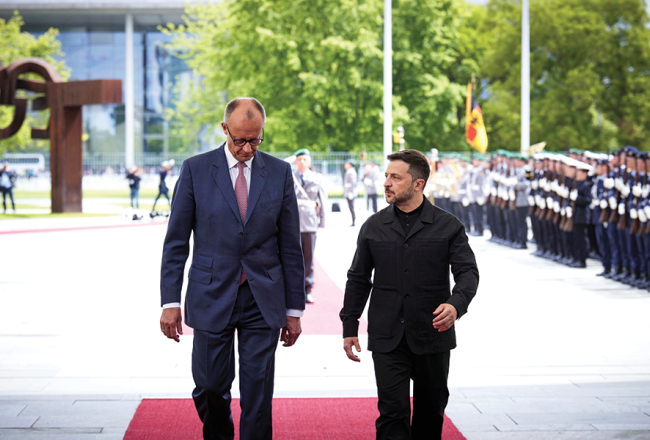 Vācija un Ukraina vienojās par militāro sadarbību, kurā Berlīne palīdzēs finansēt tālas darbības ieroču ražošanu Ukrainā. Vienošanos parakstīja Ukrainas prezidenta Zelenska vizītē Berlīnē, pirmie ieroči būšot gatavi 2026. gada jūnijā. Vācija Ukrainai dos papildu militāro palīdzību piecu miljardu eiro vērtībā.