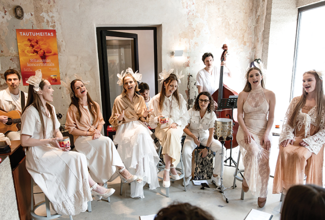 Albuma prezentācija Kalve Living Room. No kreisās: Kaspars Vizulis (ģitāra), Annemarija Moiseja, Laura Līcīte, Asnate Rancāne, Elvis Lintiņš (taustiņi), Aurēlija Rancāne, Nelli Bubujanca (bungas), Staņislavs Judins (bass), Gabriēla Zvaigznīte un Kate Slišāne. Foto — Inga Bitere