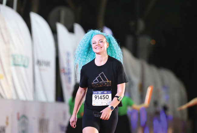 Kolekcionējot maratonus, jāatrisina dažādi izaicinājumi. Reiz Samanta skrējusi vairākus maratonus Āzijā. Pieveikusi distanci karstajās Maldīvās un atklājusi, ka kļūdījusies plānošanā un nākamajā dienā jau jāskrien ziemā — Vendrā Igaunijā. Arī tur Samanta paguva nokļūt. Atēlā: Hošiminā Vjetmanā 2023. gadā.